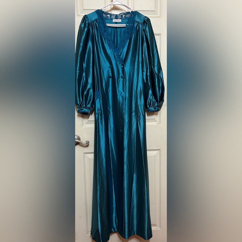 NEW VINTAGE MISS ELAINE  PEIGNOIR SET IN blue NIGHTGOWN & ROBE LONG  LACE MEDIUM